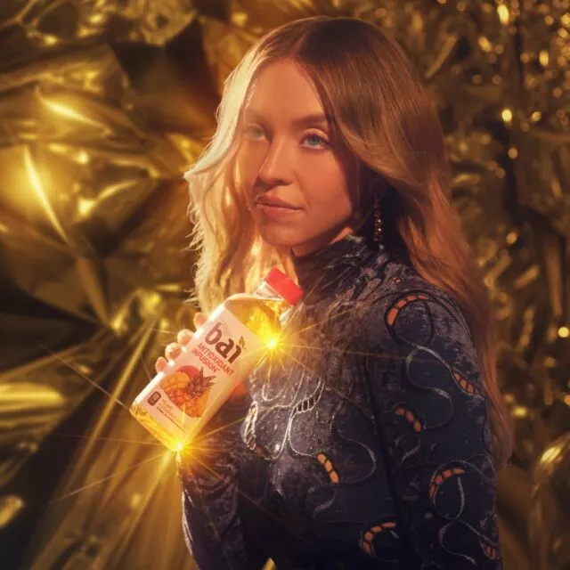 Stay hydrated out there tonight. Happy New Year! 🎊
@sydney_sweeney #ItsWonderWater